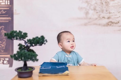 石狮宝宝吐黄水是怎么回事 石狮宝宝吐黄水是怎么回事